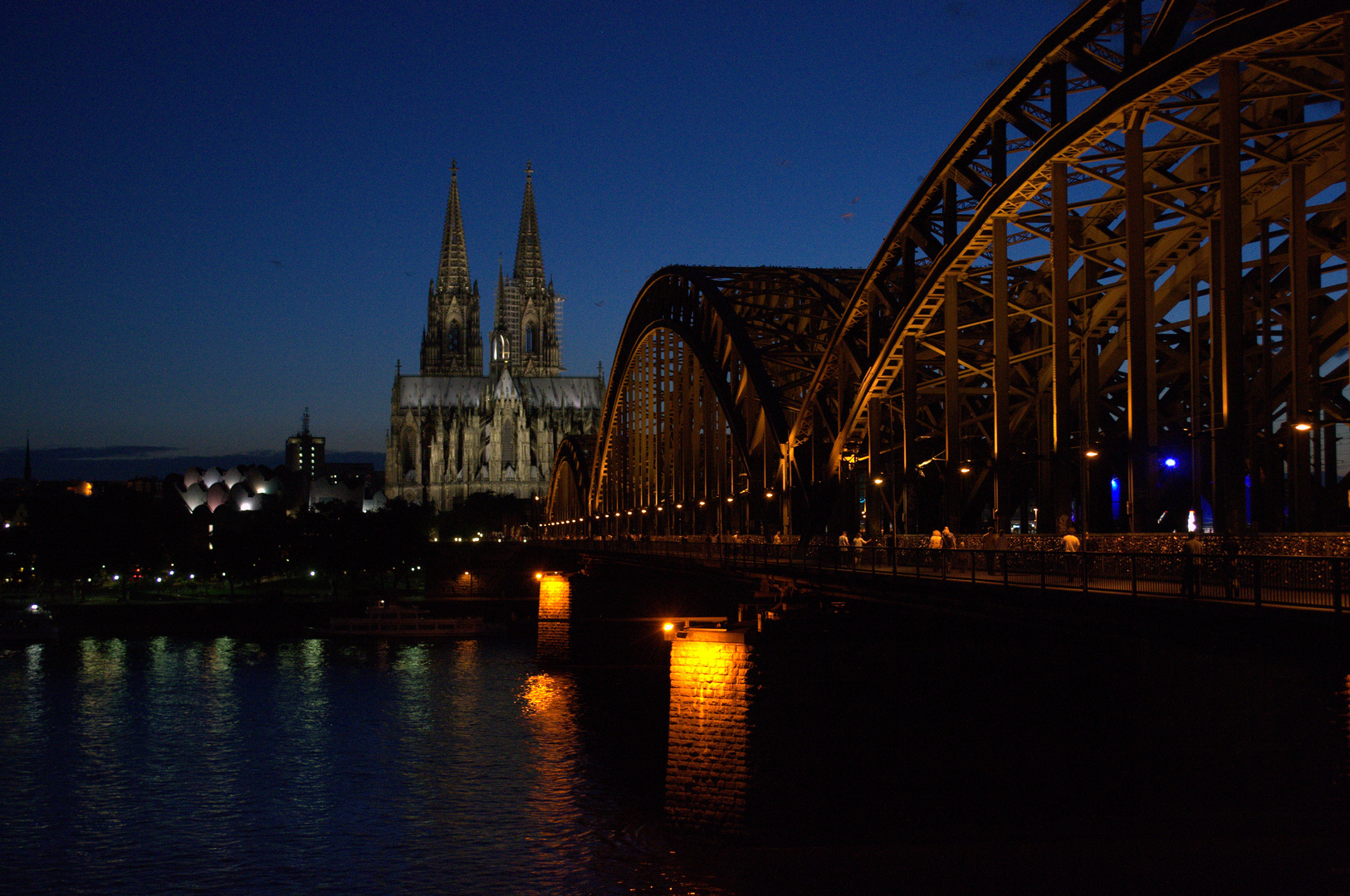 Dom und Hohenzollernbrücke bei Nacht