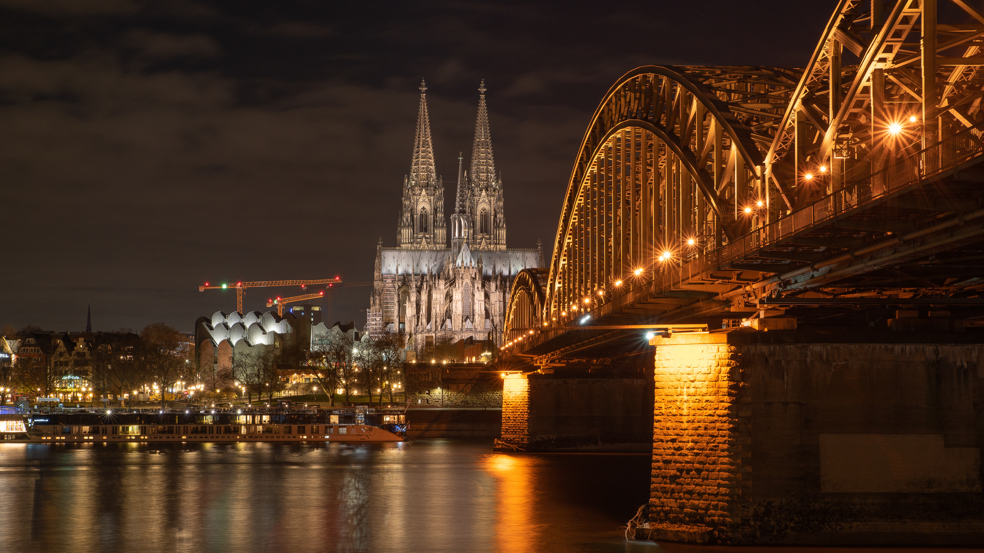 Dom und Hohenzollernbrücke bei Nacht