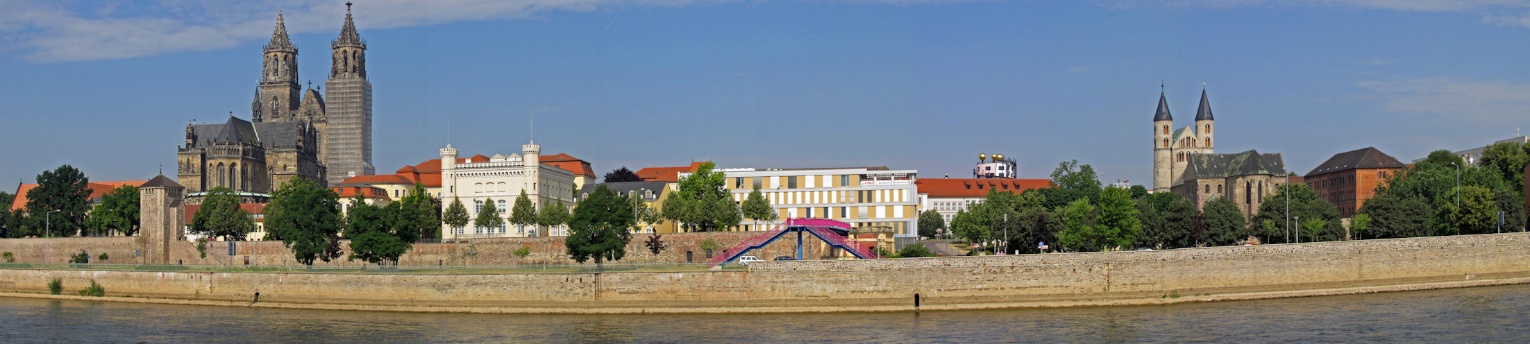 Dom und Klosterkirche am Elbufer in Magdeburg