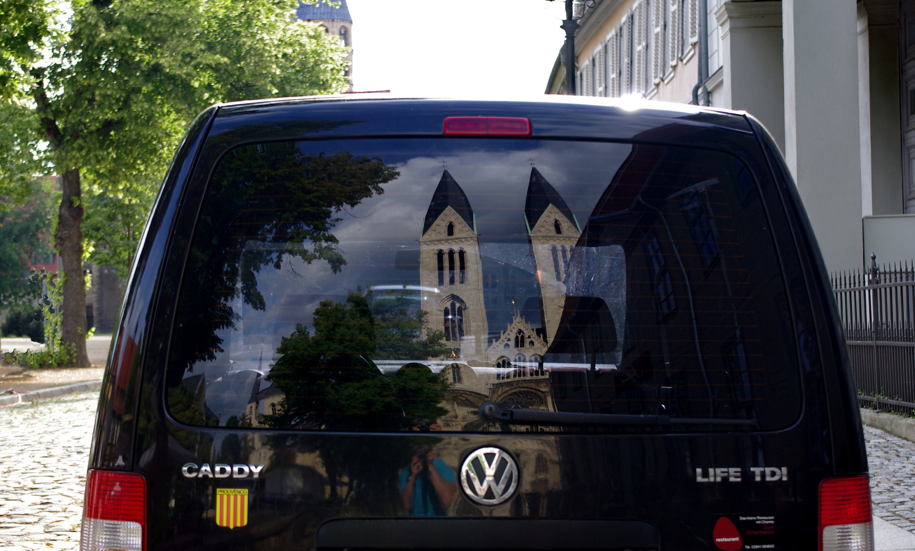 Dom  und Martinikirche spiegeln sich in Heckscheibe