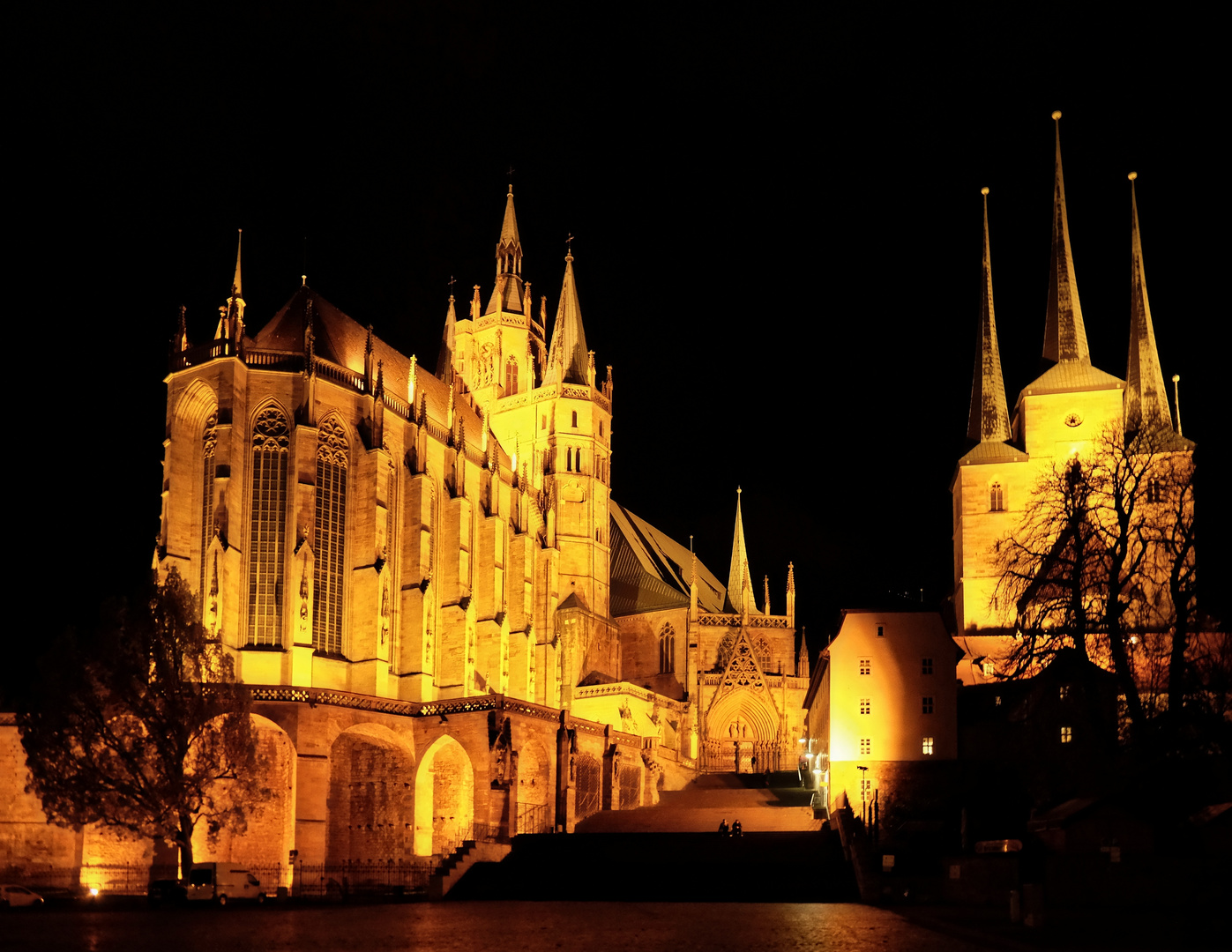 Dom und Severi - Kirche in Erfurt bei Nacht.