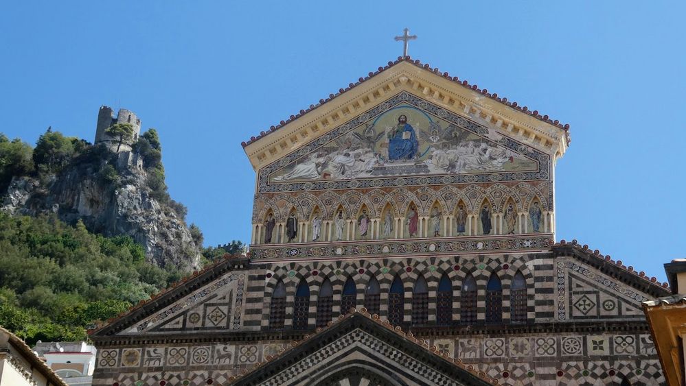 Dom von Amalfi  mit Burgruine Torre dello Ziro im Hintergrund