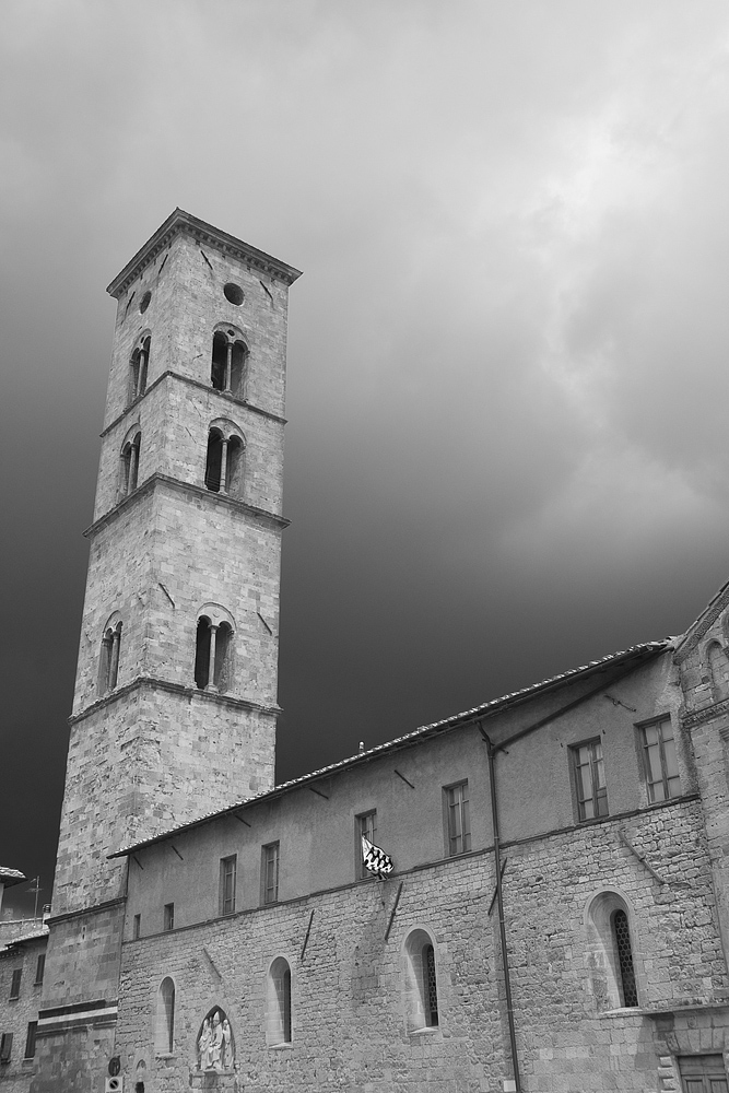 Dom von Volterrra bei Gewitter