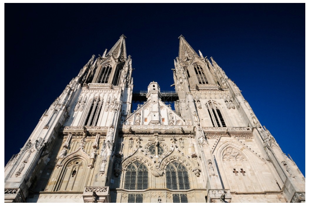 Dom vor strahlend blauen HImmel