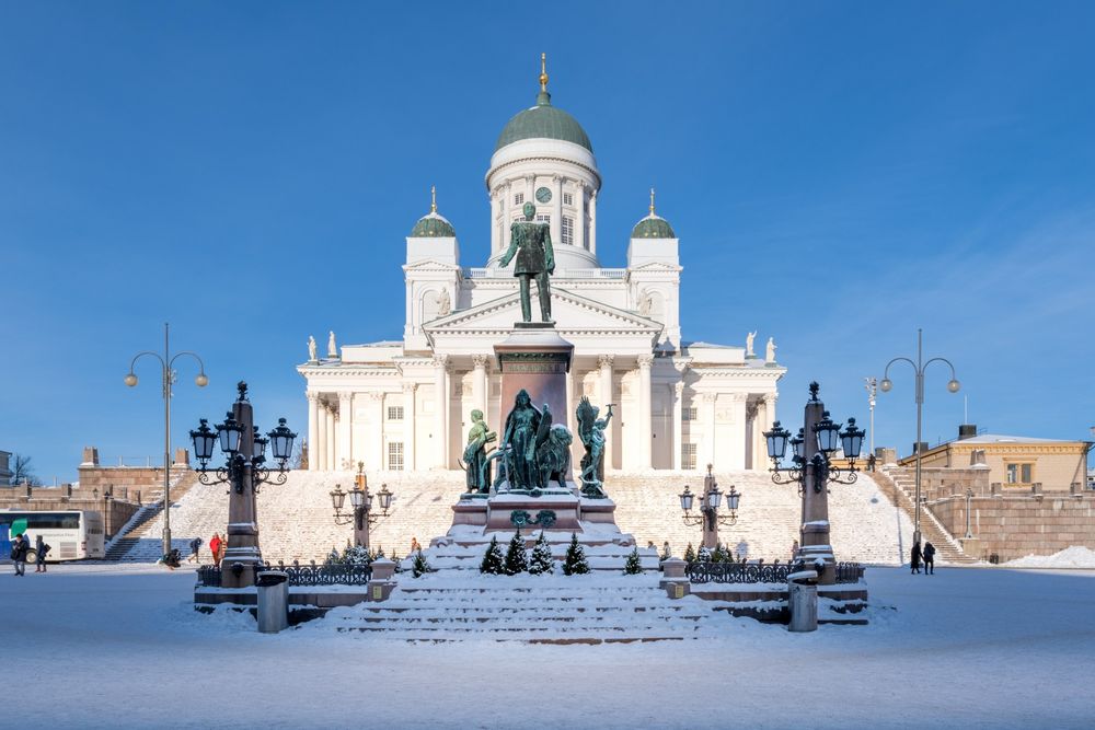 Dom zu Helsinki mit Brunnen