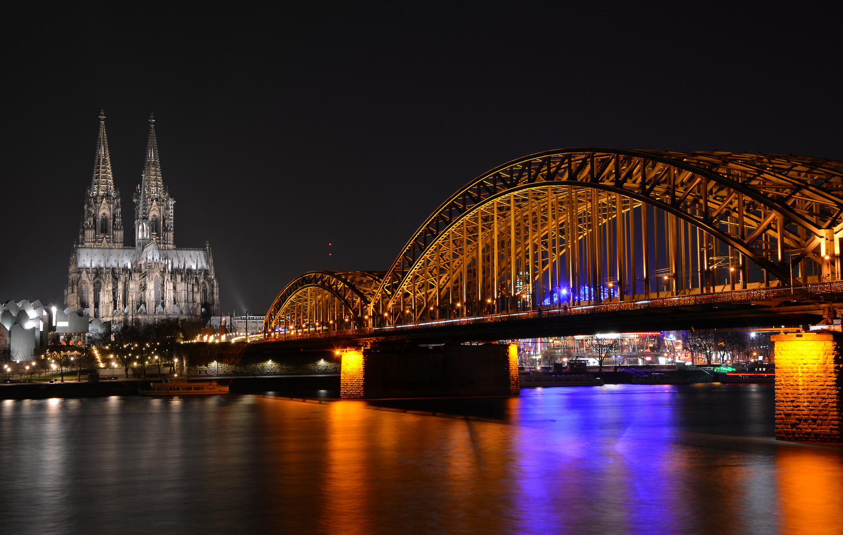 Dom zu Köln mit Hohenzollernbrücke - Ansicht 2