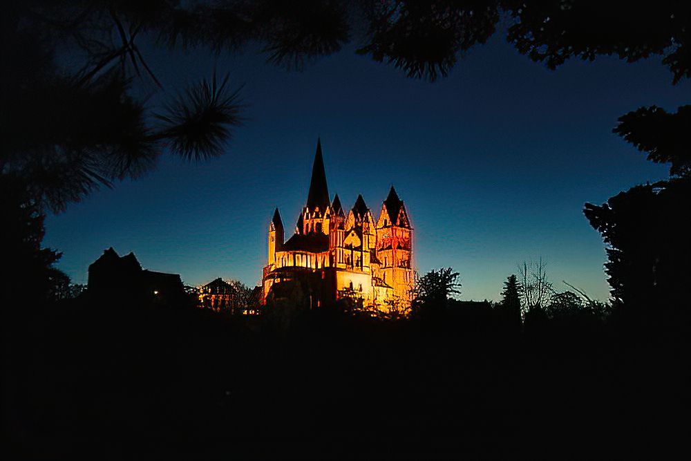 Dom zu Limburg/Lahn mit natürlichem Rahmen