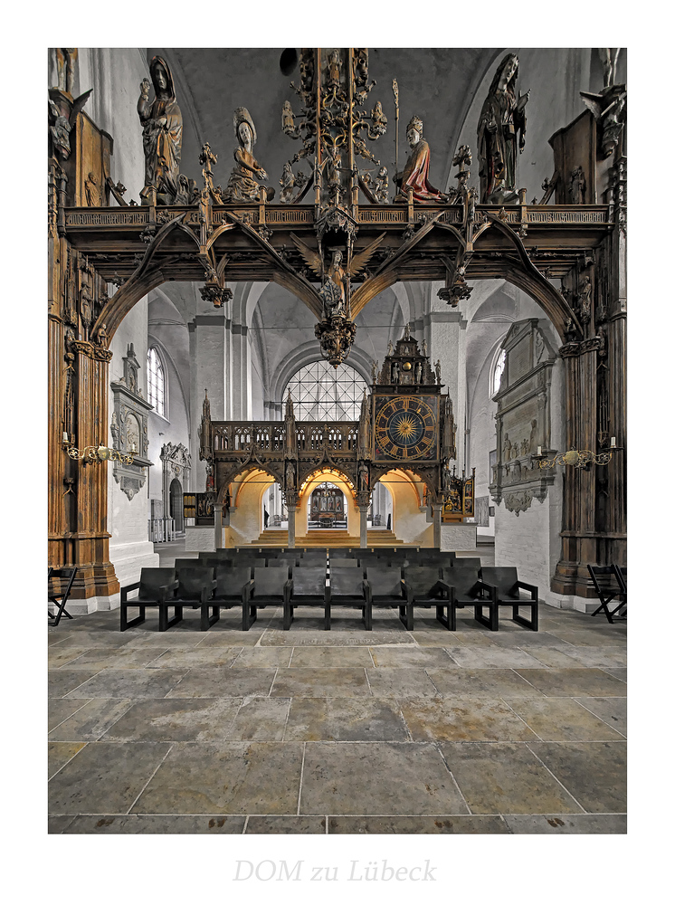 DOM zu Lübeck " blick zum Lettner mit Kirchenuhr..."