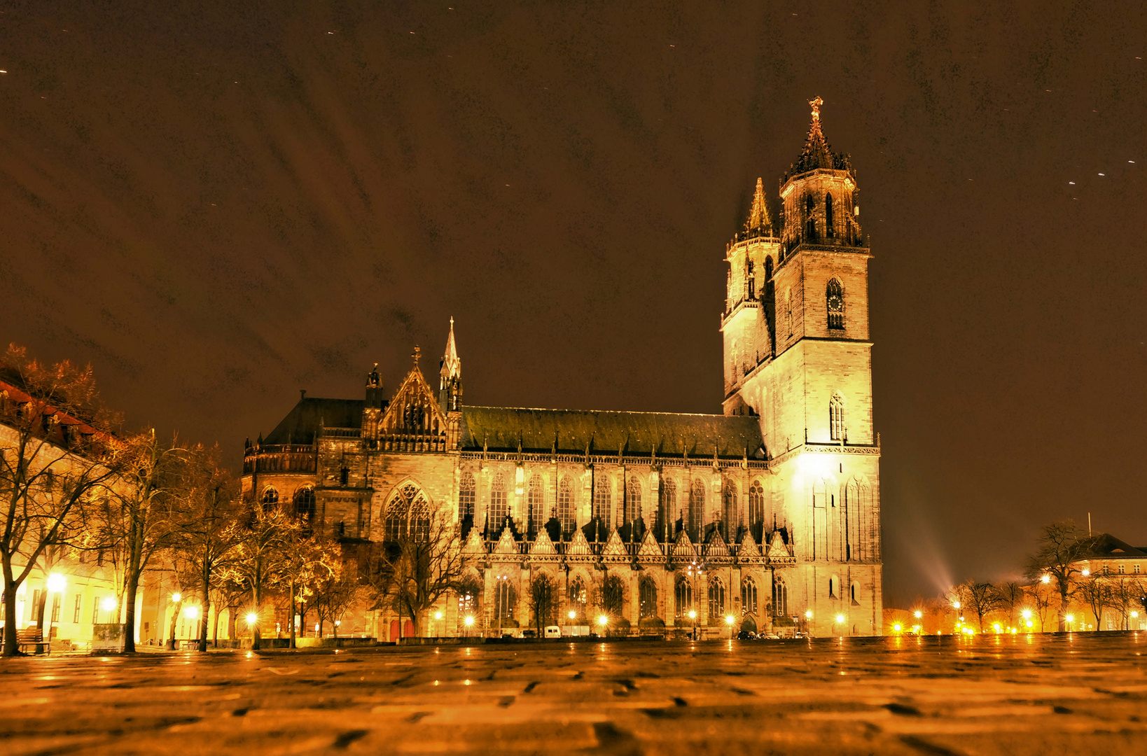 Dom zu Magdeburg im Nachtglanz in der Osternacht