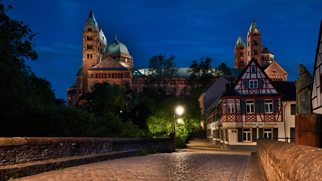 Dom zu Speyer zur blauen Stunde verbessert