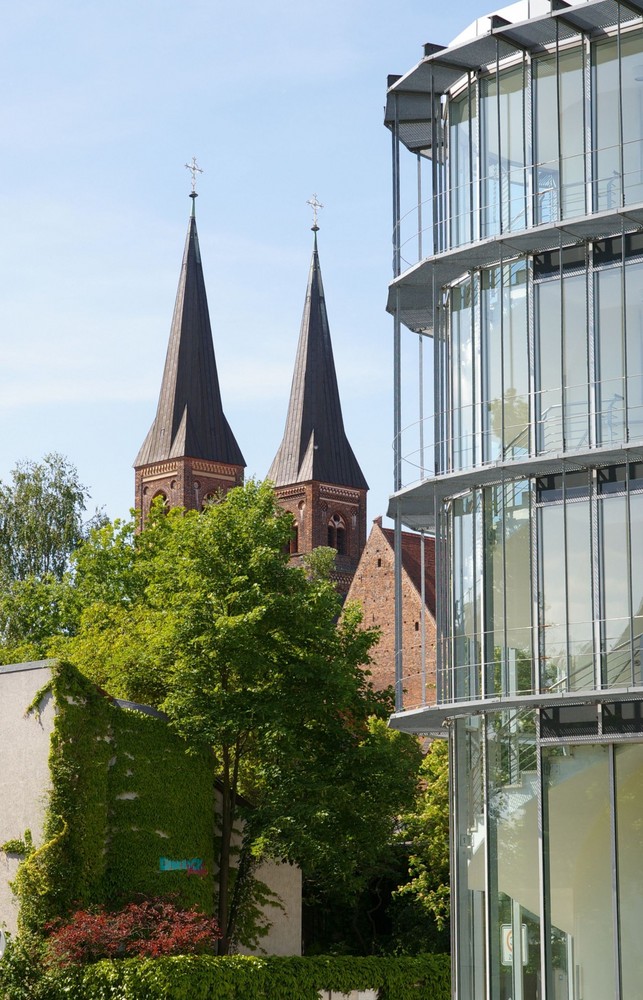 Dom zu Stendal im Kontrast zur Modernen