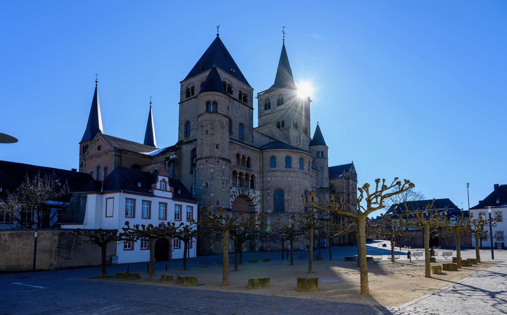 Dom zu Trier mit Liebfrauenkirche im Hintergrund.