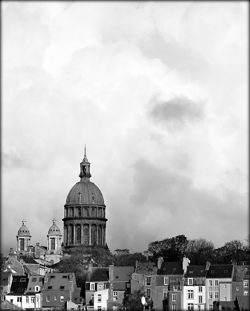 Dôme et nuages en N&B