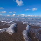 Dominanter Schaum am Strand