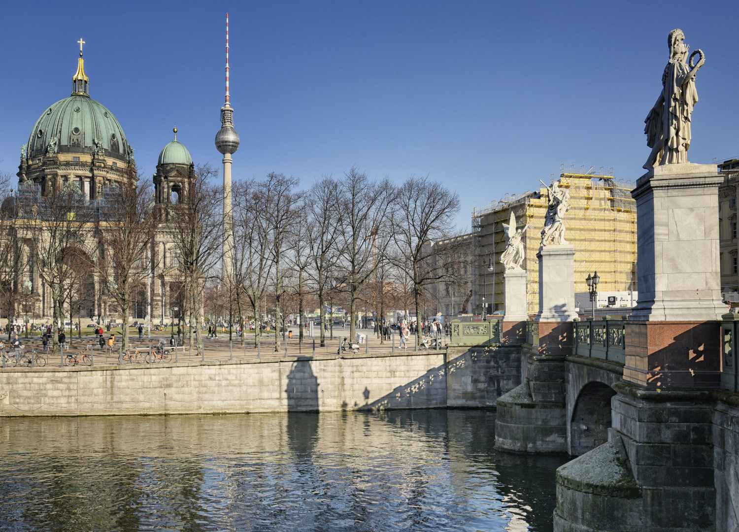 Domplatz Berlin Mitte contra Alex