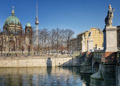 Domplatz Berlin Mitte contra Alex