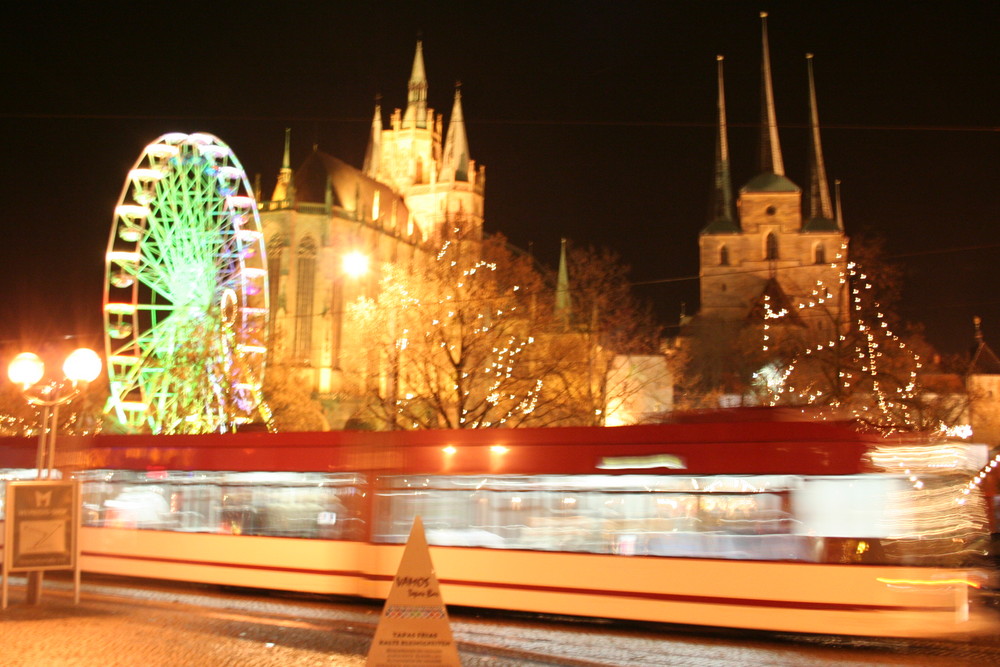 Domplatz hell erleuchtet