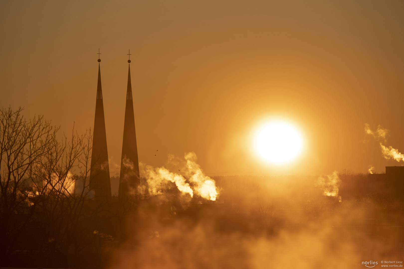 Don Bosco Kirche mit Sonne