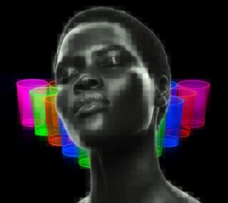 Dona negra amb vasos neons