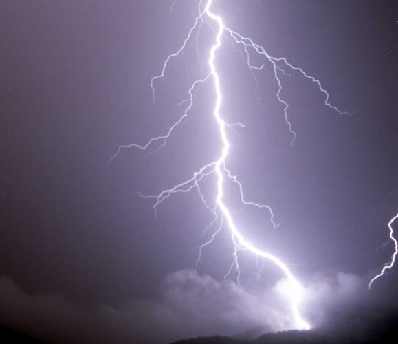 Donar hat zugeschlagen (Wolke - Erde Entladung)