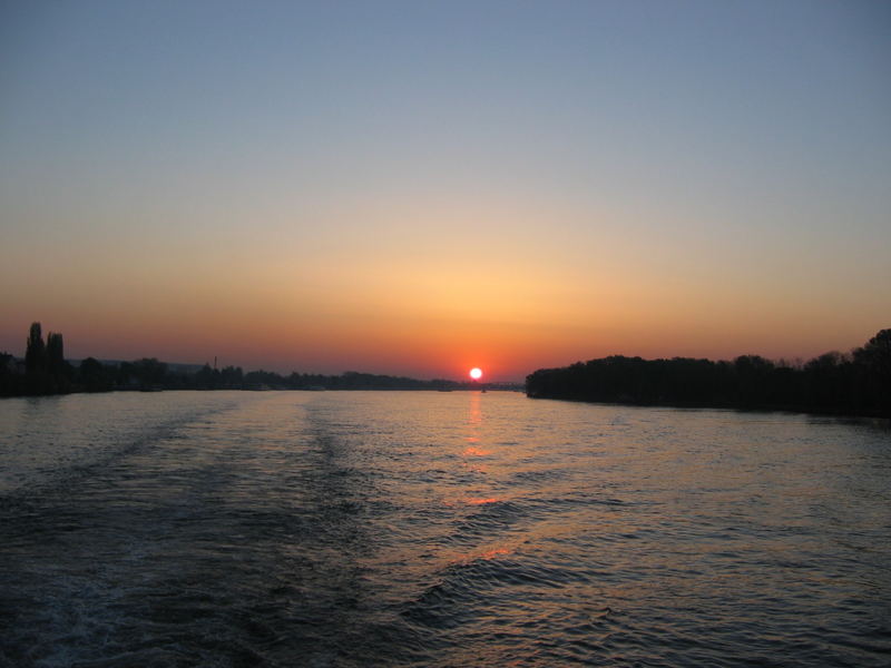 Donau am Morgen vertreibt kummer und sorgen.