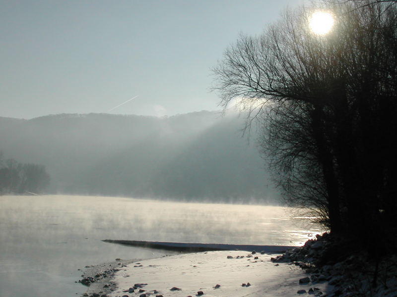 Donau bei kaltem sonnigen Vormittag