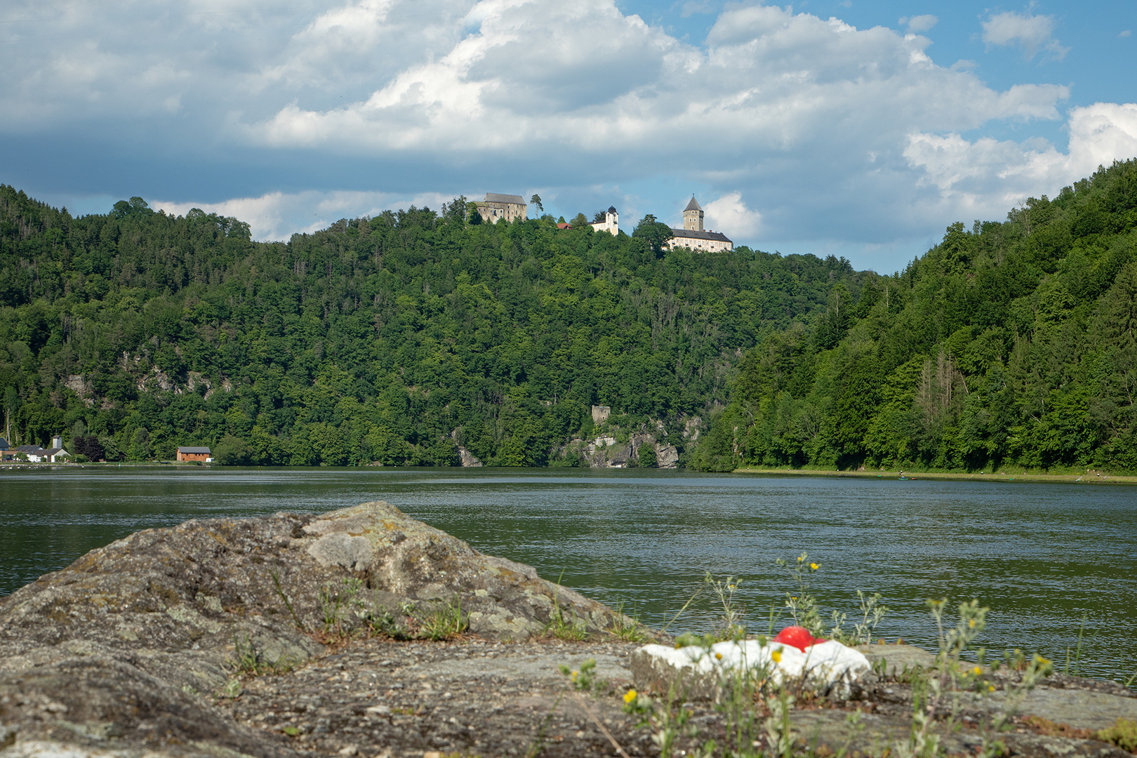 Donau - Blick zum Schloss Neuhaus