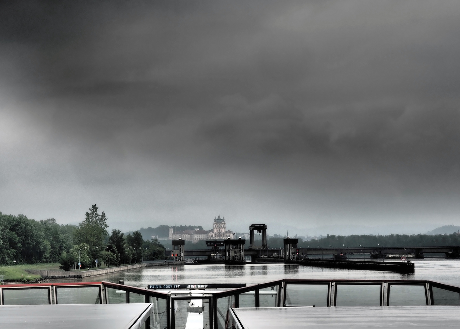 Donau, Flussfahrt in die Schleusen