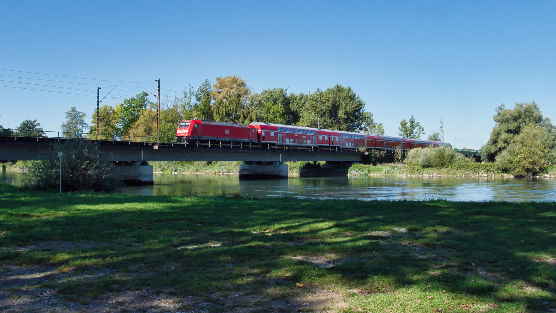 Donau-Isar-Express auf der Isarbrücke