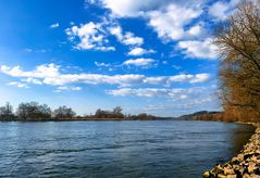 Donau mit Blick auf den Ort Winzer