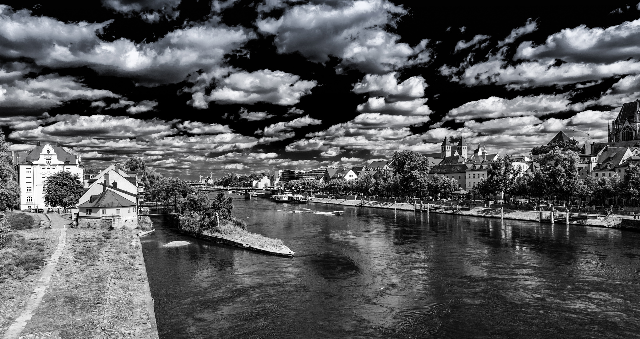 Donau-Stadtufer am Spätnachmittag