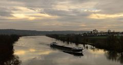 Donau - Sunrise mit Schiff