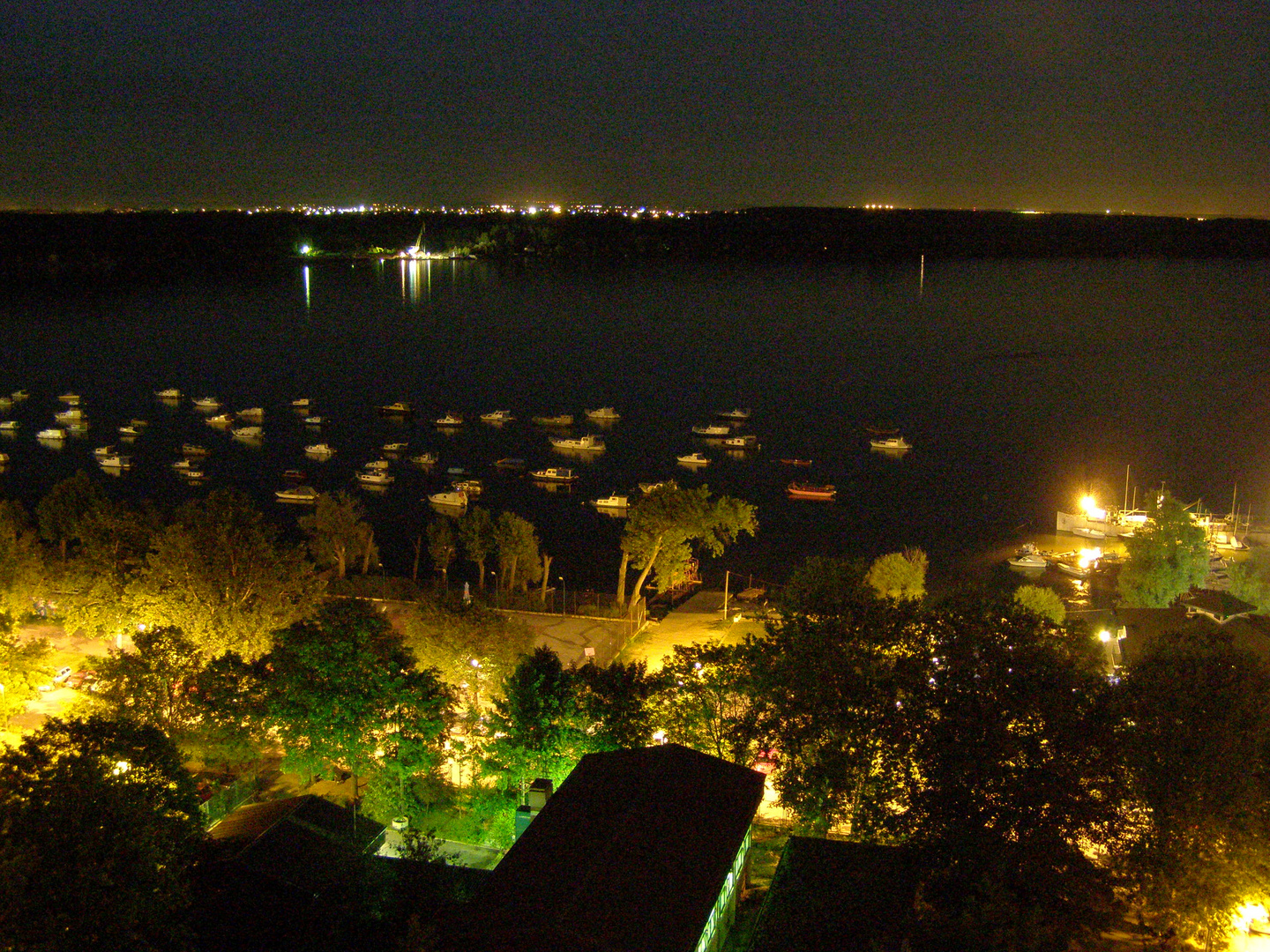 Donau Ufer bei nacht