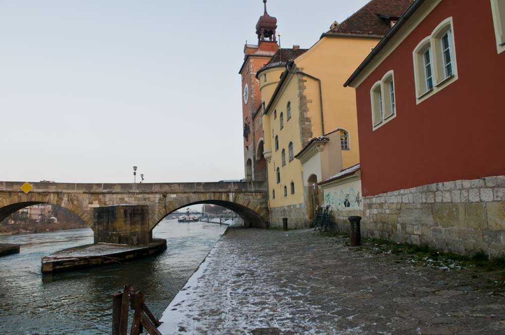 Donau und Brücke