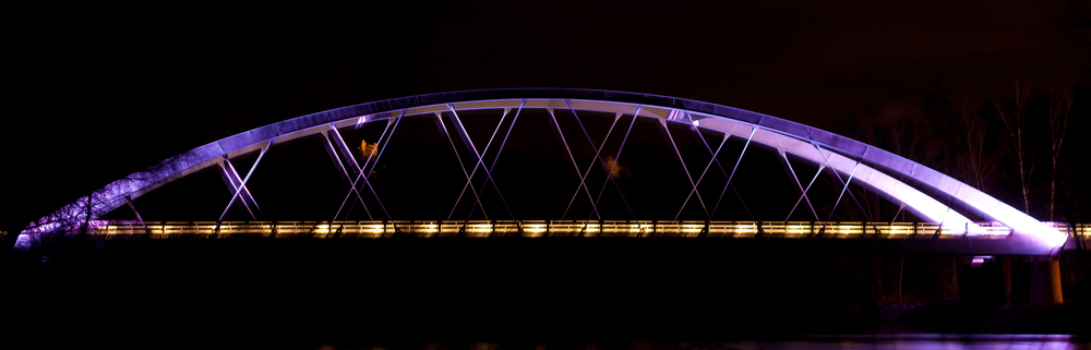 Donaubrücke bei Nacht