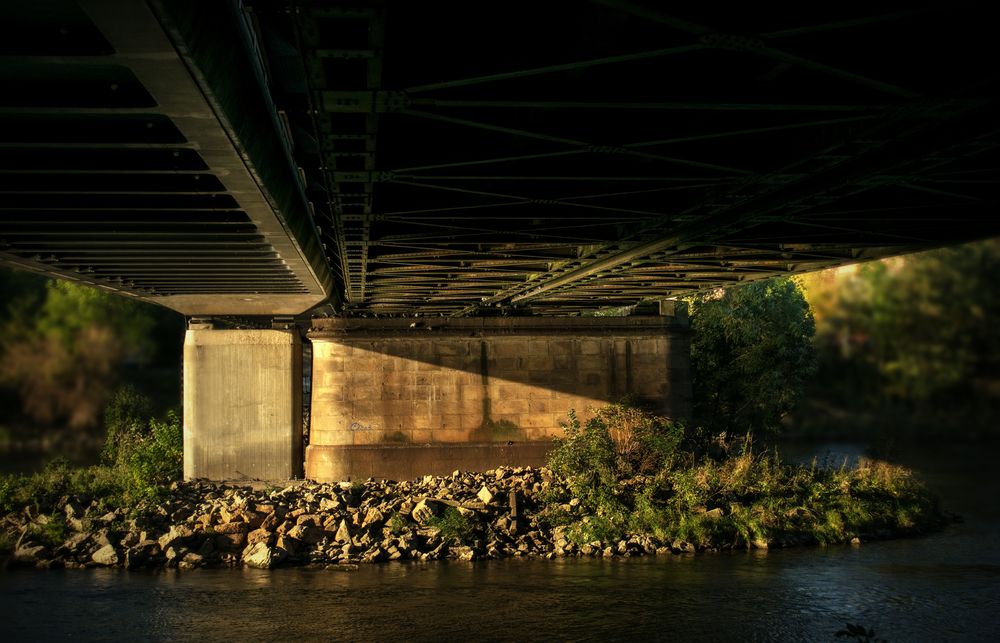 Donaubrücke im Abendlicht