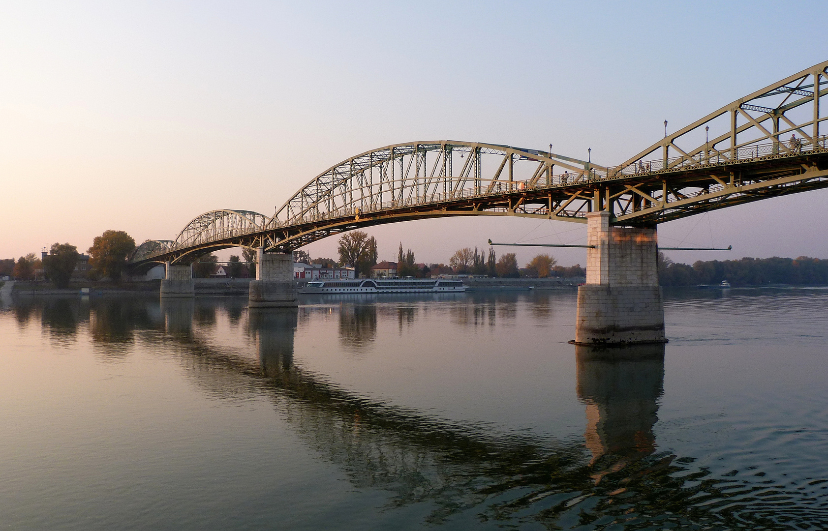 Donaubrücke im Schein der Abendsonne