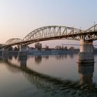 Donaubrücke im Schein der Abendsonne