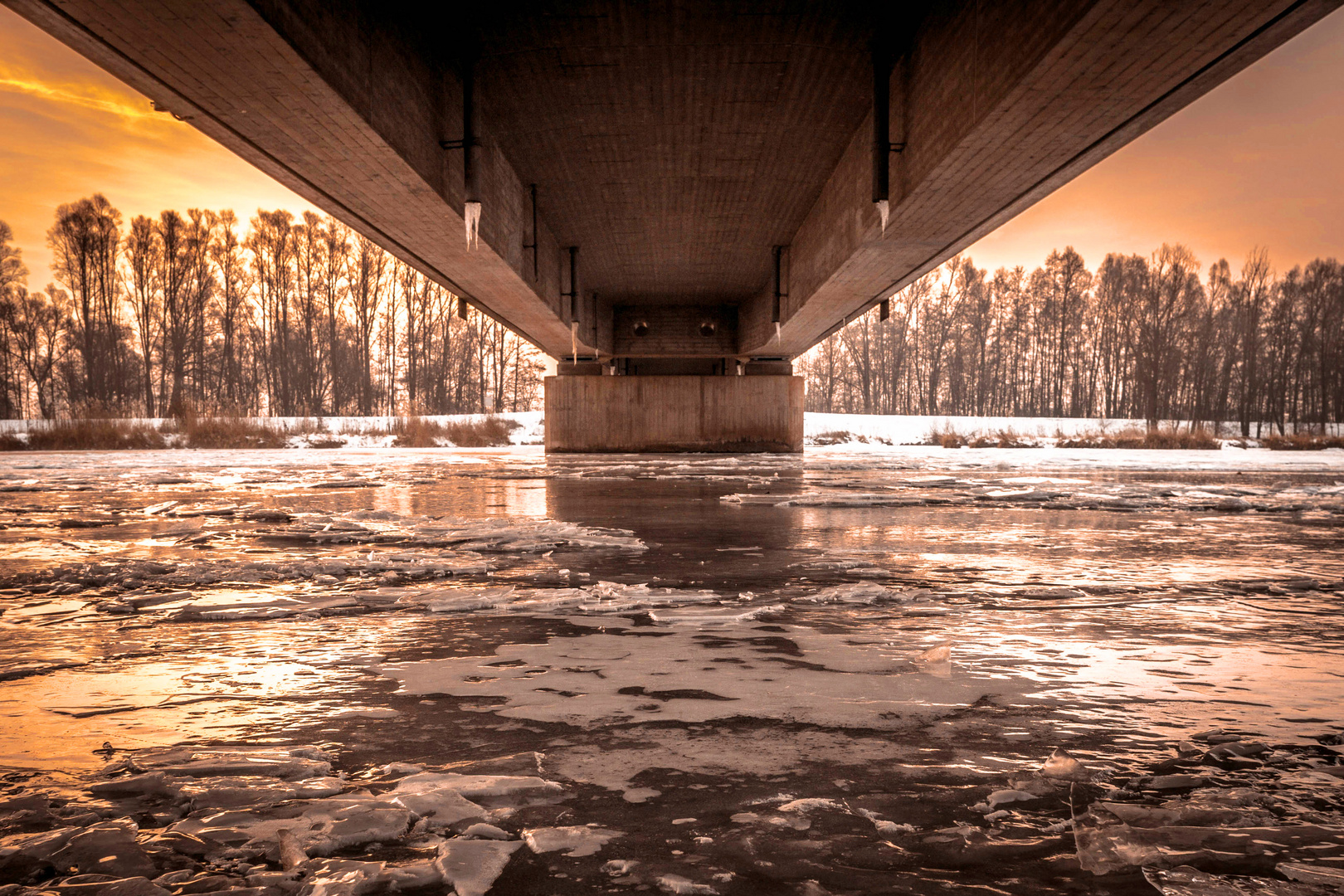 Donaubrücke im Winter