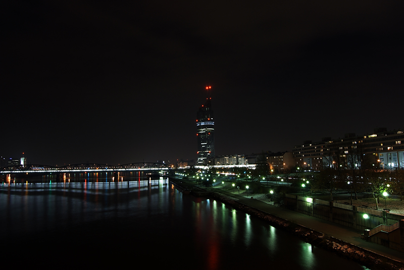 Donauinsel bei Nacht mit Blick auf den Millenniumtower