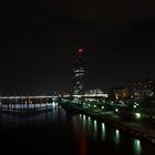 Donauinsel bei Nacht mit Blick auf den Millenniumtower