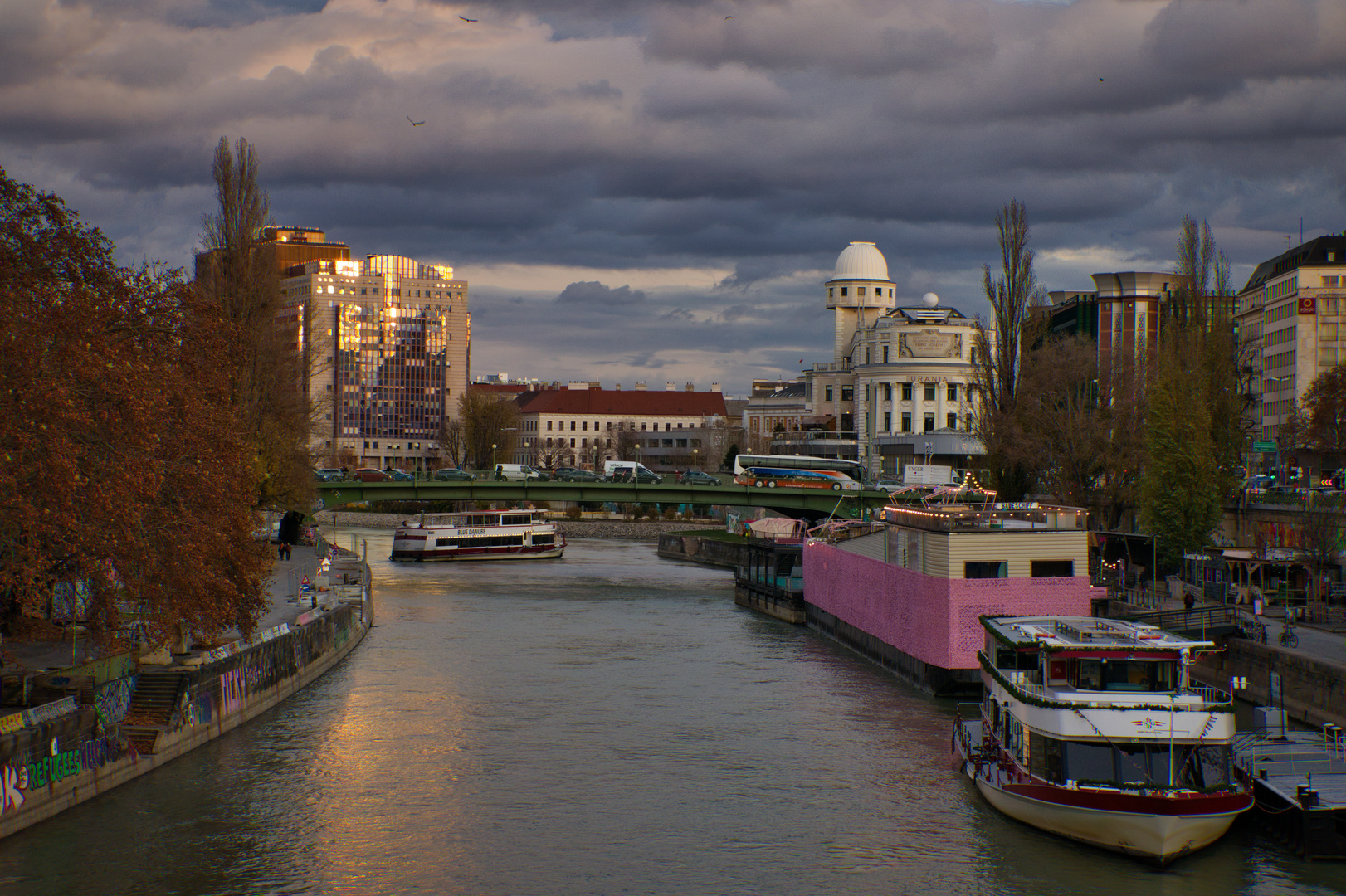 Donaukanal mit Urania