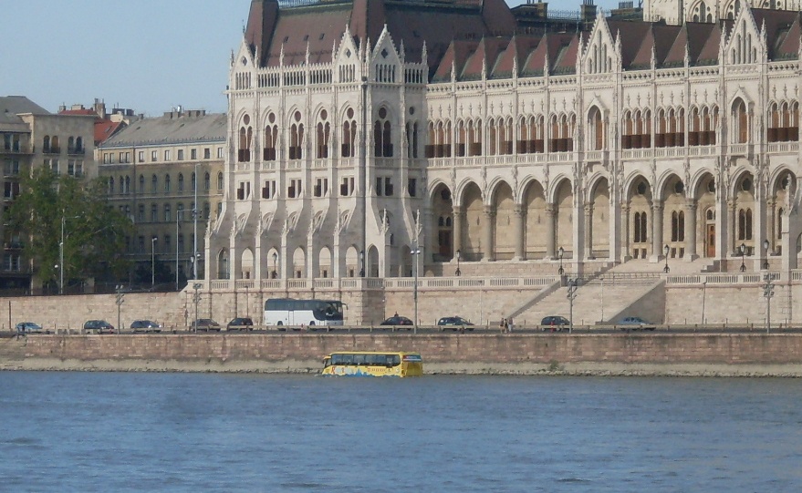 Donau,Parlament,und 2 Bus.