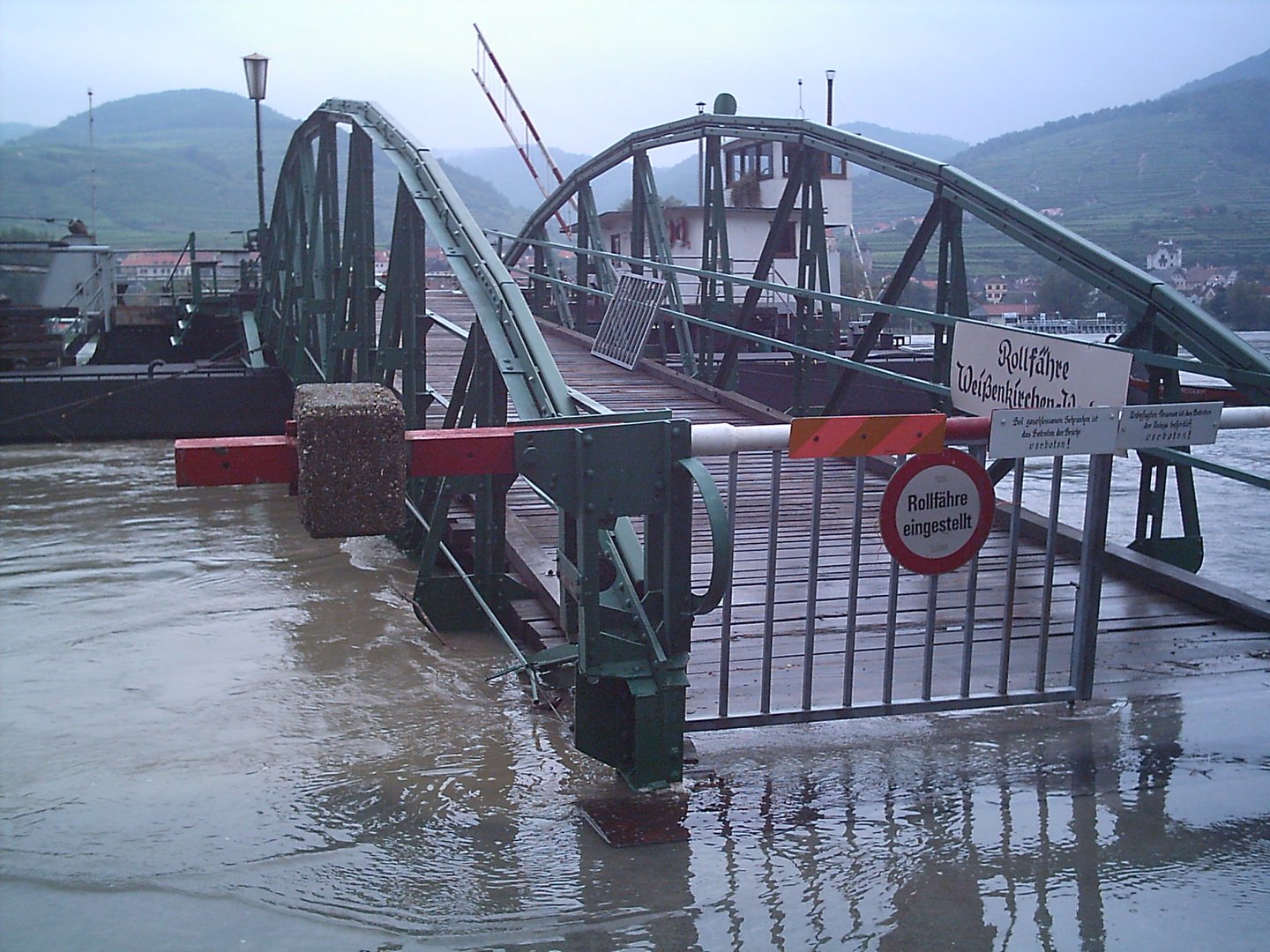 Donauradweg unter Wasser