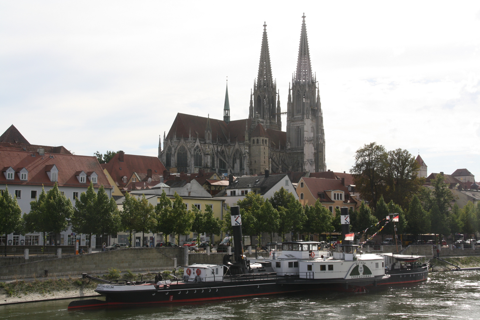 Donauschiff beim Dom