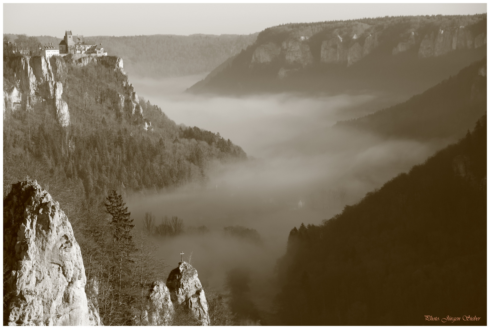 Donautal Schloss Werenwag im Nebel