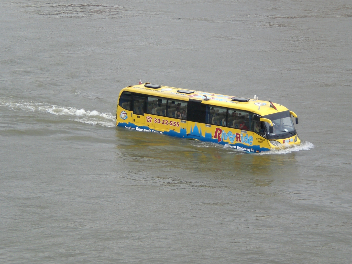 Donautour per Bus (River Ride Floating Bus Budapest)