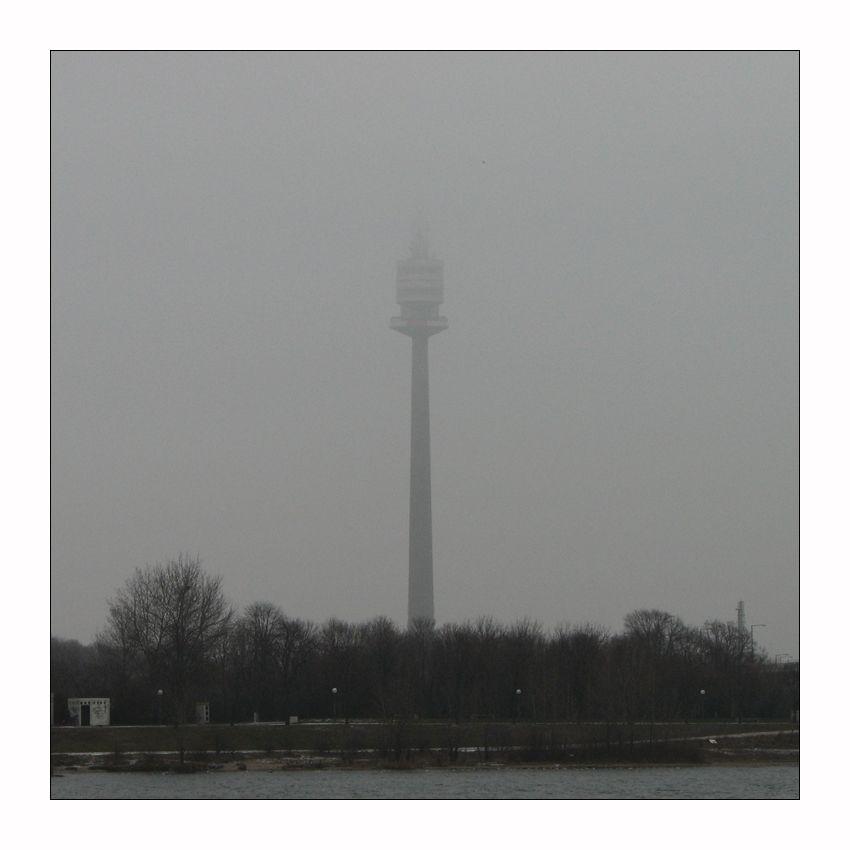 Donauturm im Hochnebel