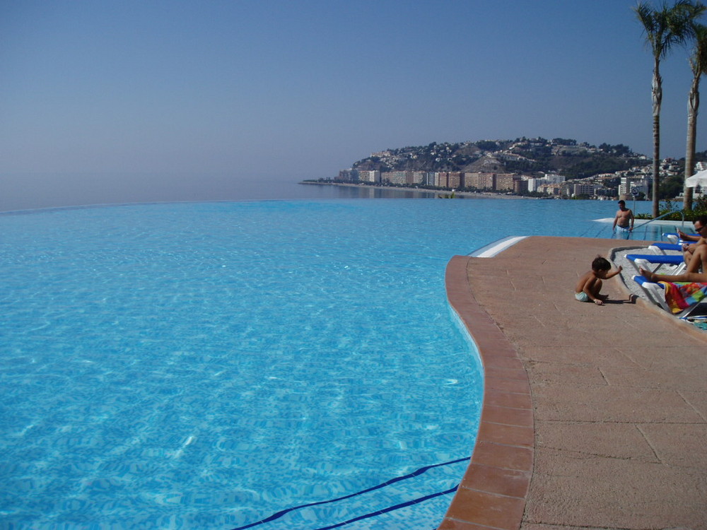 Donde acaba la piscina?...y el mar?...y el cielo?...y el horizonte?