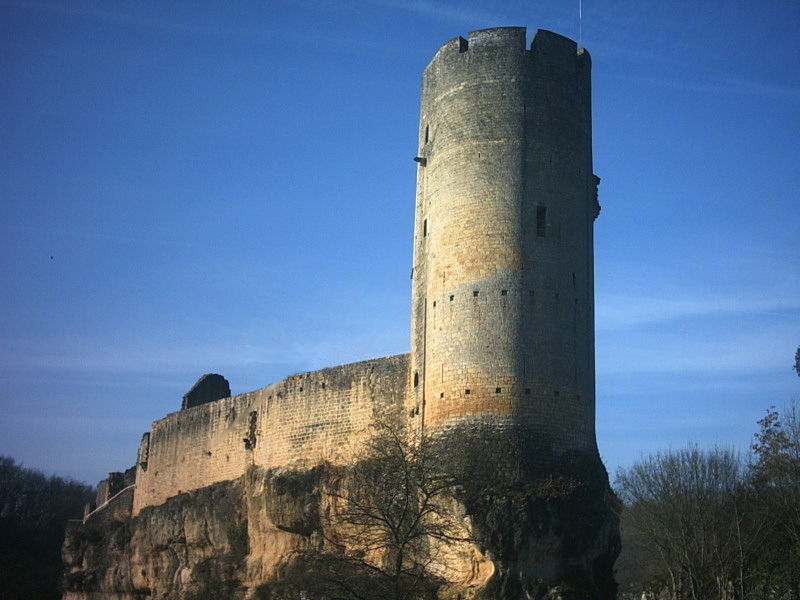Donjon et remparts du château fort de Gavaudun Image & Photo de